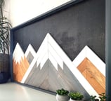 Quadro-legno-montagne-geometrico