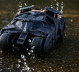 carro a control remoto de Batman bajo la lluvia