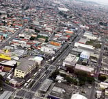 a imagem oferece uma vista aérea que destaca a malha urbana e a densidade do bairro Itaim Paulista.