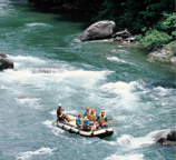 Panorama alam sepanjang Sungai Elo terlihat memukau saat aktivitas rafting berlangsung.