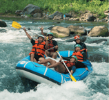 Rombongan rafting melambaikan tangan ke kamera di tengah perjalanan Sungai Elo