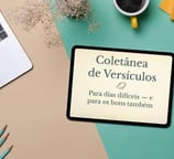 Capa do eBook Coletânea de Versículos sobre mesa verde com objetos de escrita ao redor