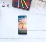 Visualização do eBook Esperança em um celular, ao lado de materiais escolares