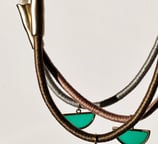 joya de macrame minimalista con cristal