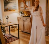 Une femme en robe de mariée qui imprime une photo grâce a un miroir photobooth pendant son mariage