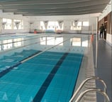 Piscina limpia y bien mantenida en perfecto estado, lista para el disfrute de los residentes.