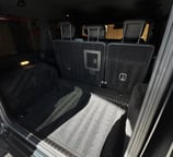 Mercedes G klasės bagažo skyrius po giluminio salono valymo – švarus, kruopščiai išvalytas vidus.