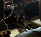 Raudonas automobilio interjeras su odinėmis sėdynėmis po salono valymo, švarus ir tvarkingas salonas