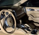 automobilio prietaisų skydelis su vairu ir švariu automobilio salonu