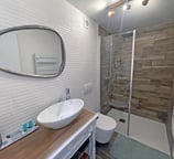 La salle de bains moderne des Gardannes possède un seche-serviette électrique.