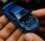 carro de juguete con el cofre abierto