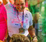 Mujer en carrera con polvos de colores