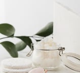 Potje met scrub in en een gezichtsmassage roller