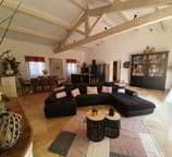 grande salle ouverte avec cuisine