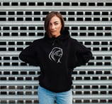 sweat noir porter par une fille avec broderie calligraphique