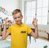 geltoni vaikiski polo marskineliai ant kuriu priekio parasytas vardas Adas