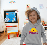 berniukas su dzemperiu ant kurio yra darzelio logotipas