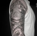Tatouage bras complet viking illustrant le Ragnarok.