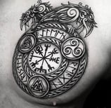 Tatouage viking intégrant un vegvisir, un valknut, un triskel, et un noeud celtique.