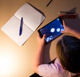 image d'une enfant jouant avec une tablette