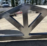 Structure métallique en acier brut avec découpe géométrique, fabrication artisanale par un métallier chaudronnier à Saint-Pau