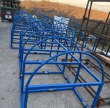 Série de structures métalliques tubulaires peintes en bleu, fabrication artisanale en chaudronnerie par un métallier près de 