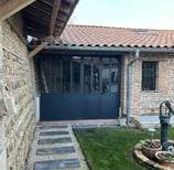 Verrière extérieure en acier avec soubassement plein, installation artisanale sur mesure par un métallier ferronnier à Toulou
