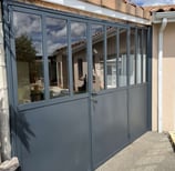 Verrière métallique avec porte intégrée, fabrication sur mesure par un ferronnier métallier à Saint-Paul-sur-Save pour une en