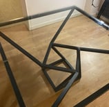 Table design avec piètement métallique géométrique et plateau en verre, création sur mesure par un métallier ferronnier à Tou