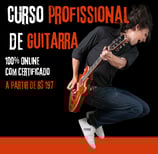 homem pulando e tocando guitarra