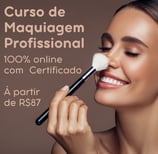 mulher se maquiando com pincel