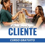 duas mulheres passando uma sacola