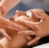 Une image d'un massage du visage dans un salon de beauté à Rouffiac-tolosan