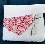 Pochette ÉTOFÉ blanche en tissu réemployé avec tissu floral rouge, accessoire chic avec lunettes