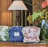 Pochettes ÉTOFÉ en tissu upcyclé, exposées dans un cadre hôtelier raffiné, motifs fleuris