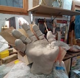Modelage en cours de la main en argile de Narcisse, sculpture de Lode sculpteure
