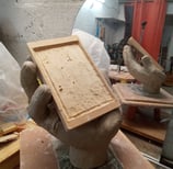 Sculpture en bois en cours du téléphone pour réaliser l'œuvre Narcisse de l'artiste sculpteure Lode