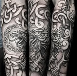 Hate arm Tattoo. Tatouage du loup Hati sur le bras.