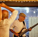 músicos durante un evento en un restaurante