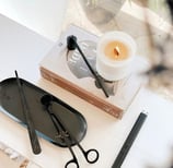 bougie en combustion, avec un coupe mèche et un entonnoir pour éteindre la bougie
