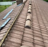Rénovation d’étanchéité de faîtage avec Closoir galva. Avant