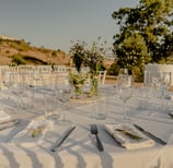 Mesas elegantes para bodas al aire libre en Málaga. Detalles que marcan la diferencia