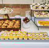 Mesas dulces y saladas para eventos en Málaga. Presentación cuidada y sabores para todos los gustos
