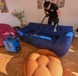 Un professionnel qui nettoie un canapé, fauteuil matelas tapis moquette sophia antipolis