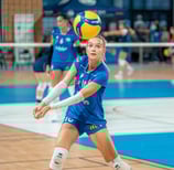 Joueuse de volley qui se prépare à faire une réception en manchette.