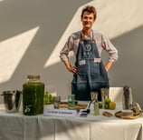 Lauréat de la fête des lauréats devant son stand de cocktails