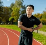 un sportif homme ayant des douleurs, blessures 