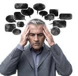 un homme ayant un dialogue et des pensées negatives