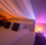 Lit de la love room dans le Morbihan