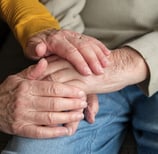 Manos de ancianos se entrelazan